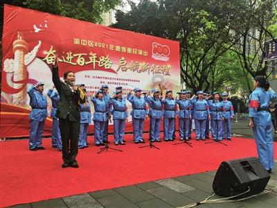 印度劫匪火车外抢手机未果 被挂窗外行驶约1公里